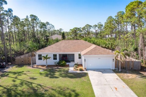 House in Port Charlotte, Florida 3 bedrooms, 149.67 sq.m. № 1525130 - photo 1