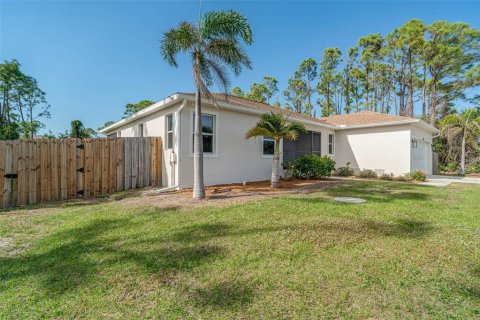 House in Port Charlotte, Florida 3 bedrooms, 149.67 sq.m. № 1525130 - photo 8
