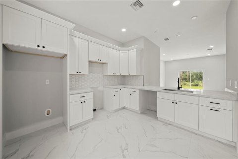 House in Lehigh Acres, Florida 3 bedrooms, 117.99 sq.m. № 1844995 - photo 8