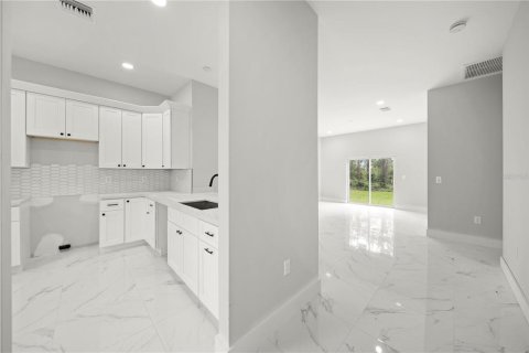 House in Lehigh Acres, Florida 3 bedrooms, 117.99 sq.m. № 1844995 - photo 9