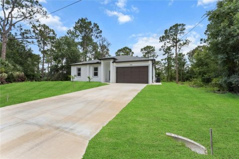 House in Lehigh Acres, Florida 3 bedrooms, 117.99 sq.m. № 1844995 - photo 1