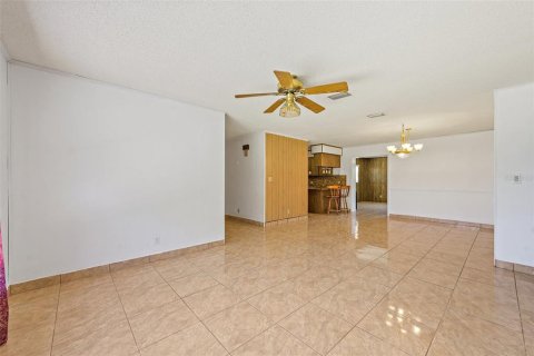 House in Wildwood, Florida 3 bedrooms, 193.24 sq.m. № 1129738 - photo 17