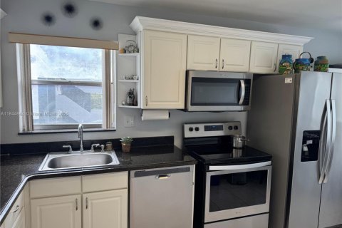 Condo in Tamarac, Florida, 2 bedrooms  № 1840710 - photo 8