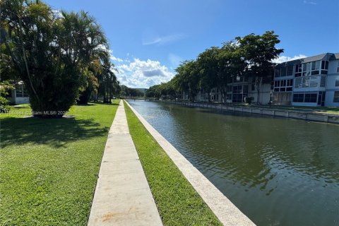 Condo in Tamarac, Florida, 2 bedrooms  № 1840710 - photo 25