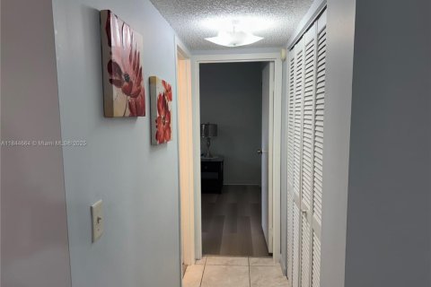 Condo in Tamarac, Florida, 2 bedrooms  № 1840710 - photo 16
