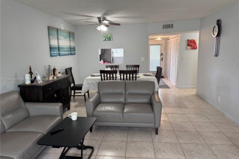 Condo in Tamarac, Florida, 2 bedrooms  № 1840710 - photo 15