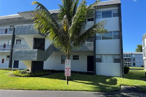 Condo in Tamarac, Florida, 2 bedrooms  № 1840710 - photo 1