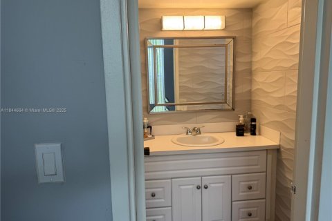 Condo in Tamarac, Florida, 2 bedrooms  № 1840710 - photo 22