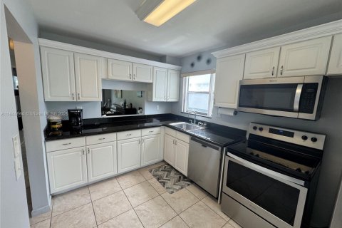 Condo in Tamarac, Florida, 2 bedrooms  № 1840710 - photo 3