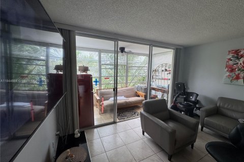 Condo in Tamarac, Florida, 2 bedrooms  № 1840710 - photo 19