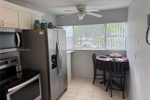Condo in Tamarac, Florida, 2 bedrooms  № 1840710 - photo 4