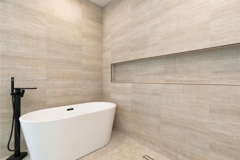 House in Fort Lauderdale, Florida 4 bedrooms, 233 sq.m. № 2012820 - photo 11