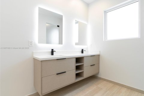 House in Fort Lauderdale, Florida 4 bedrooms, 233 sq.m. № 2012820 - photo 12