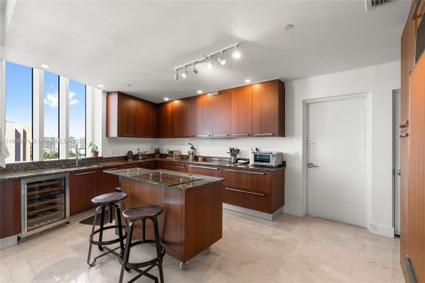 Condo in Sunny Isles Beach, Florida, 2 bedrooms  № 1956901 - photo 15