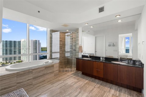 Condo in Sunny Isles Beach, Florida, 2 bedrooms  № 1956901 - photo 25