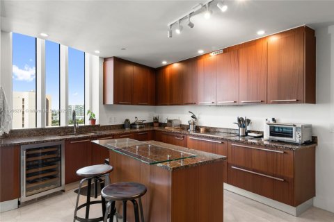 Condo in Sunny Isles Beach, Florida, 2 bedrooms  № 1956901 - photo 17