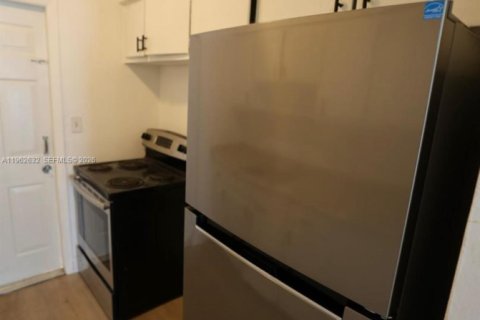 Apartamento en alquiler en Miami Beach, Florida, 1 dormitorio № 2024275 - foto 3