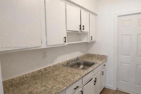 Apartamento en alquiler en Miami Beach, Florida, 1 dormitorio № 2024275 - foto 2