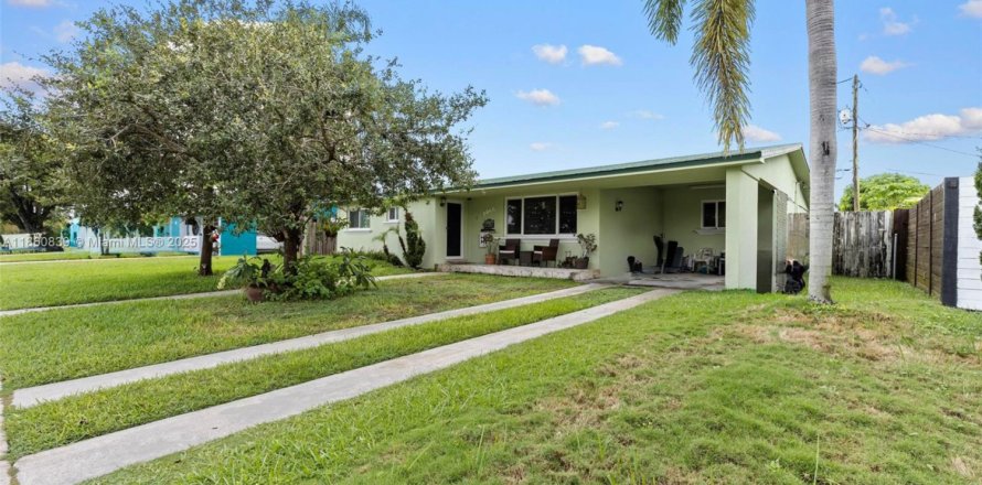 House in Homestead, Florida 3 bedrooms, 157.75 sq.m. № 1889141