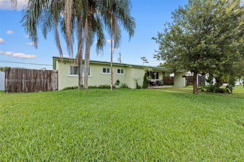 House in Homestead, Florida 3 bedrooms, 157.75 sq.m. № 1889141 - photo 2