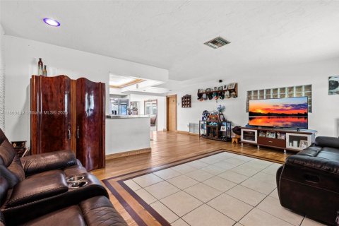 House in Homestead, Florida 3 bedrooms, 157.75 sq.m. № 1889141 - photo 11