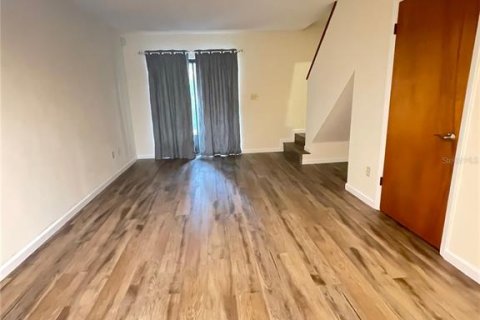 Townhouse in Gainesville, Florida 2 bedrooms, 86.4 sq.m. № 2213382 - photo 5