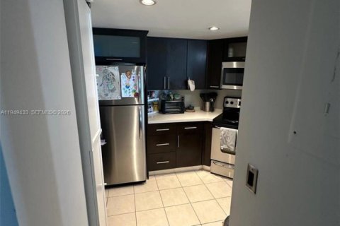 Condo in Miami Beach, Florida, 2 bedrooms № 2089156 - photo 24