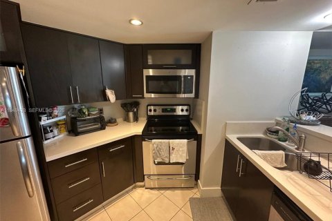 Condo in Miami Beach, Florida, 2 bedrooms № 2089156 - photo 13