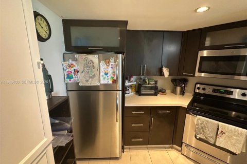 Condo in Miami Beach, Florida, 2 bedrooms № 2089156 - photo 12