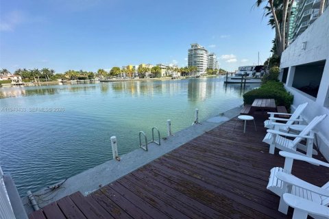 Condo in Miami Beach, Florida, 2 bedrooms № 2089156 - photo 19