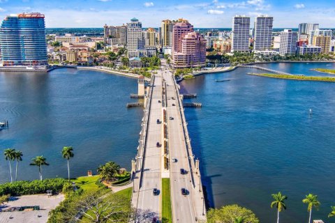Commercial property in West Palm Beach, Florida 141.86 sq.m. № 1099858 - photo 1