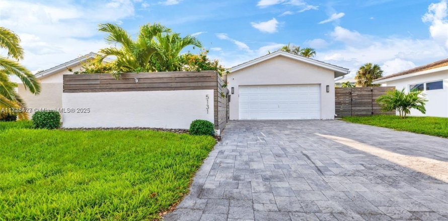 House in Fort Lauderdale, Florida 4 bedrooms, 145.39 sq.m. № 1710035