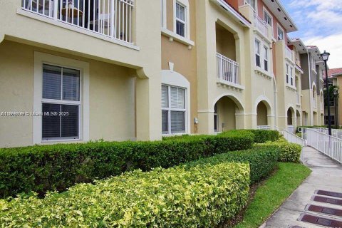 Copropriété à louer à Doral, Floride: 3 chambres, 119.29 m2 № 1927464 - photo 2