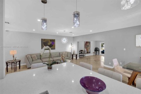 Villa ou maison à vendre à Miami, Floride: 3 chambres, 204.01 m2 № 1984354 - photo 17