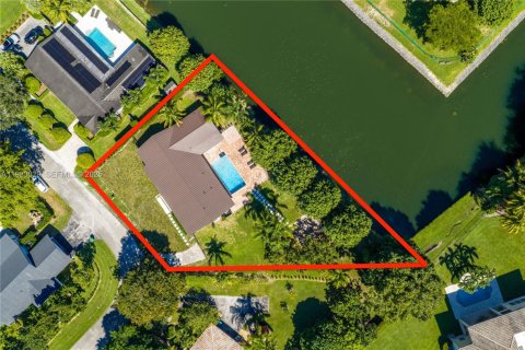 Villa ou maison à louer à Pinecrest, Floride: 5 chambres, 272.11 m2 № 1991447 - photo 1