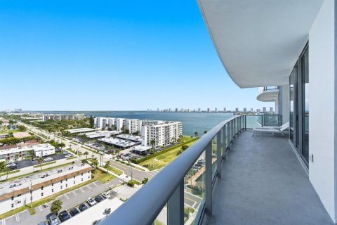 Condo in Lake Park, Florida, 2 bedrooms  № 2243799 - photo 7