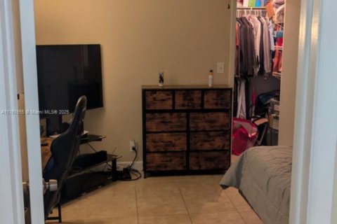 Condo in Hollywood, Florida, 1 bedroom  № 1867865 - photo 1