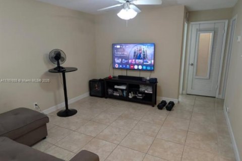 Condo in Hollywood, Florida, 1 bedroom  № 1867865 - photo 5