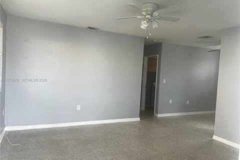 Casa en alquiler en Miami, Florida, 3 dormitorios, 96.62 m2 № 2023677 - foto 2