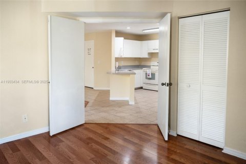 Condo in Pompano Beach, Florida, 2 bedrooms  № 1991097 - photo 8