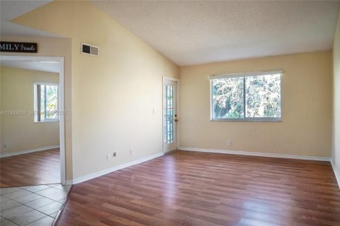 Condo in Pompano Beach, Florida, 2 bedrooms  № 1991097 - photo 3