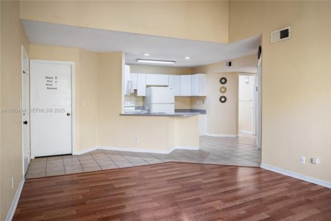 Condo in Pompano Beach, Florida, 2 bedrooms  № 1991097 - photo 1