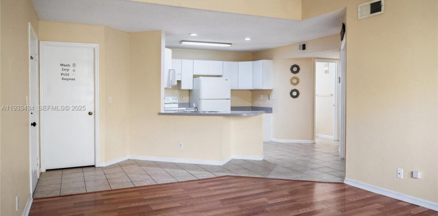 Condo in Pompano Beach, Florida, 2 bedrooms  № 1991097