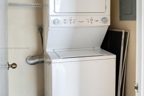 Condo in Pompano Beach, Florida, 2 bedrooms  № 1991097 - photo 2