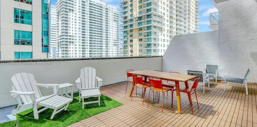 Кондоминиум с 2 спальнями в Майами, Флорида № 1958387