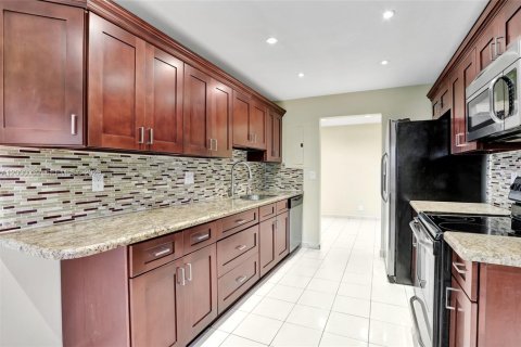 Снять в аренду таунхаус в Коконат Крик, Флорида 3 спальни, 137.31м2, № 2067136 - фото 11