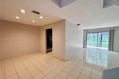 Снять в аренду таунхаус в Коконат Крик, Флорида 3 спальни, 137.31м2, № 2067136 - фото 3