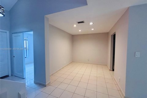 Снять в аренду таунхаус в Коконат Крик, Флорида 3 спальни, 137.31м2, № 2067136 - фото 10