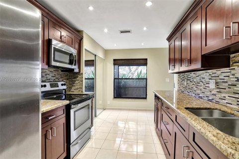 Снять в аренду таунхаус в Коконат Крик, Флорида 3 спальни, 137.31м2, № 2067136 - фото 2