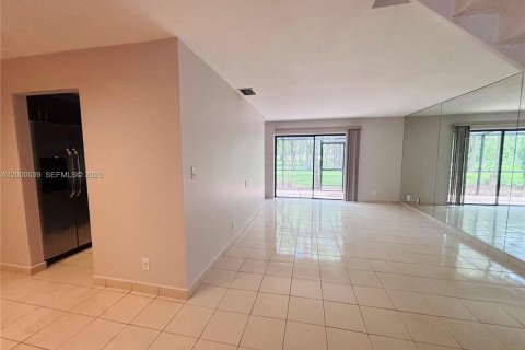 Снять в аренду таунхаус в Коконат Крик, Флорида 3 спальни, 137.31м2, № 2067136 - фото 6